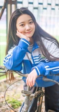 清纯校园萌妹~身穿校服漫步享受清晨阳光