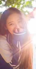 清纯校园萌妹~身穿校服漫步享受清晨阳光