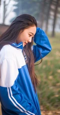 清纯校园萌妹~身穿校服漫步享受清晨阳光