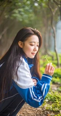清纯校园萌妹~身穿校服漫步享受清晨阳光
