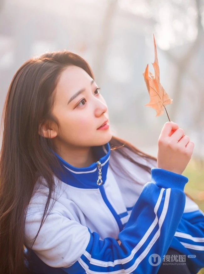 清纯校园萌妹~身穿校服漫步享受清晨阳光