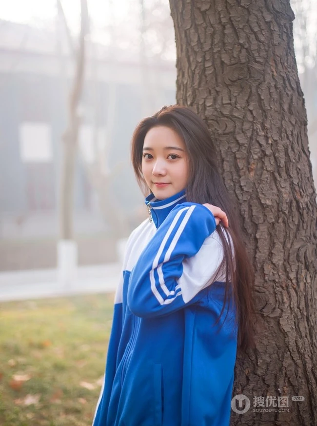 清纯校园萌妹~身穿校服漫步享受清晨阳光