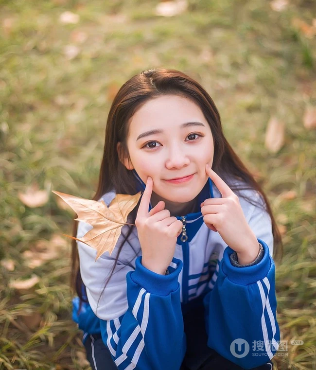 清纯校园萌妹~身穿校服漫步享受清晨阳光