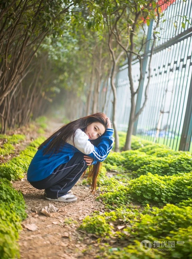 清纯校园萌妹~身穿校服漫步享受清晨阳光