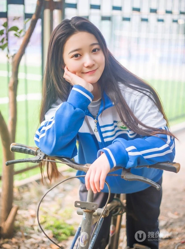 清纯校园萌妹~身穿校服漫步享受清晨阳光
