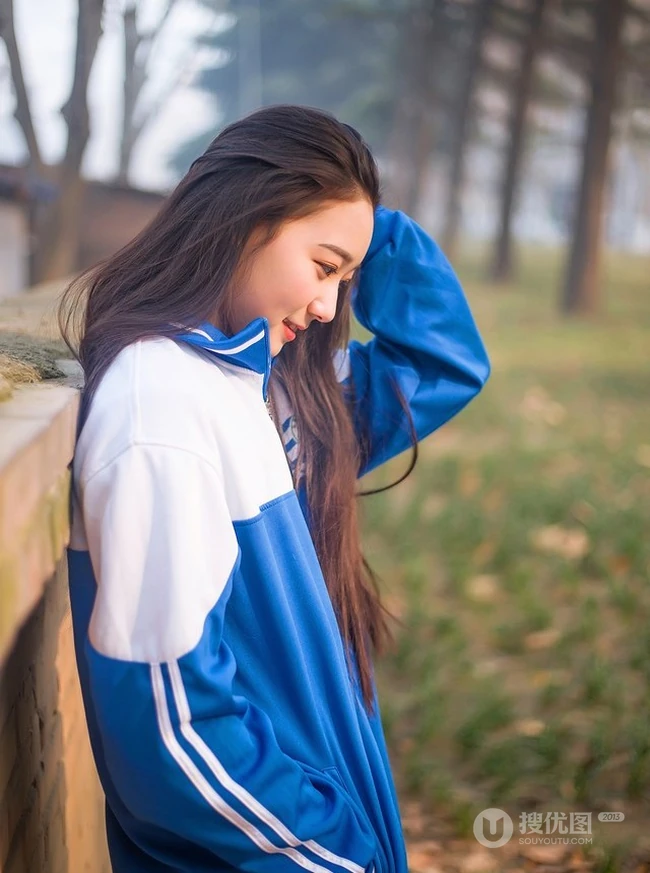 清纯校园萌妹~身穿校服漫步享受清晨阳光