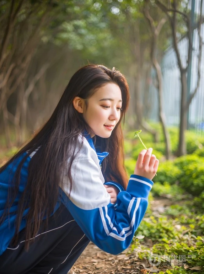 清纯校园萌妹~身穿校服漫步享受清晨阳光