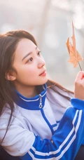 清纯校园萌妹~身穿校服漫步享受清晨阳光