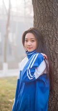 清纯校园萌妹~身穿校服漫步享受清晨阳光