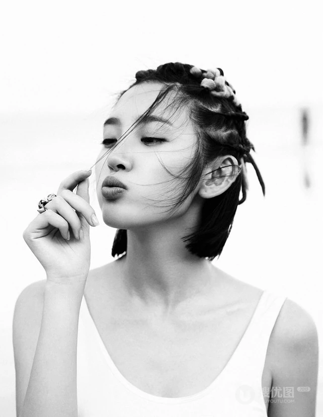 唐艺昕无袖上衣黑白写真~简约而又不失靓丽