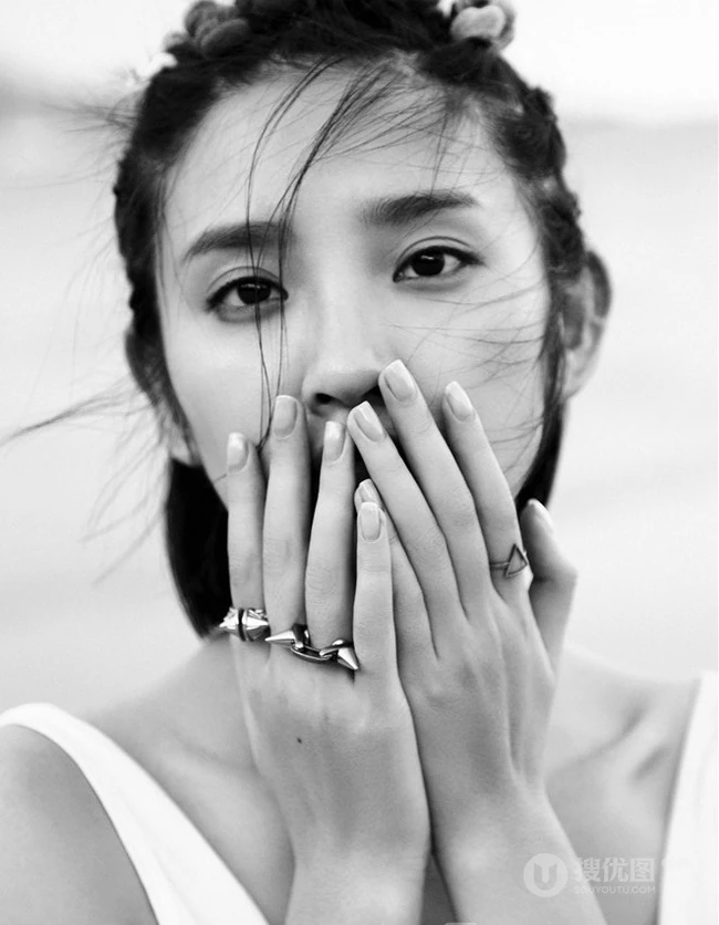 唐艺昕无袖上衣黑白写真~简约而又不失靓丽