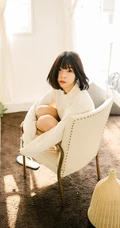 可爱短发可爱女生冬日暖阳居家牛仔短裤写真大图