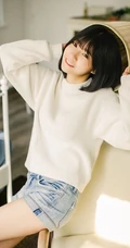 可爱短发可爱女生冬日暖阳居家牛仔短裤写真大图