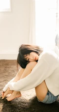 可爱短发可爱女生冬日暖阳居家牛仔短裤写真大图