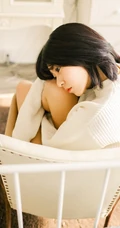 可爱短发可爱女生冬日暖阳居家牛仔短裤写真大图