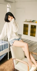 可爱短发可爱女生冬日暖阳居家牛仔短裤写真大图