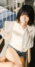 可爱短发可爱女生冬日暖阳居家牛仔短裤写真大图