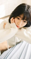 可爱短发可爱女生冬日暖阳居家牛仔短裤写真大图