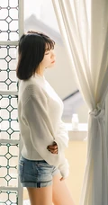 可爱短发可爱女生冬日暖阳居家牛仔短裤写真大图