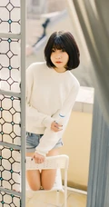 可爱短发可爱女生冬日暖阳居家牛仔短裤写真大图