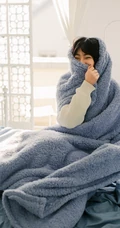 可爱短发可爱女生冬日暖阳居家牛仔短裤写真大图