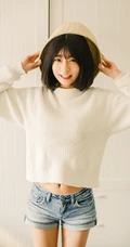 可爱短发可爱女生冬日暖阳居家牛仔短裤写真大图