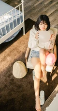 可爱短发可爱女生冬日暖阳居家牛仔短裤写真大图