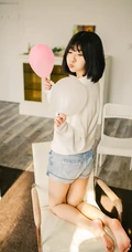 可爱短发可爱女生冬日暖阳居家牛仔短裤写真大图