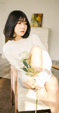 可爱短发可爱女生冬日暖阳居家牛仔短裤写真大图