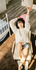 可爱短发可爱女生冬日暖阳居家牛仔短裤写真大图