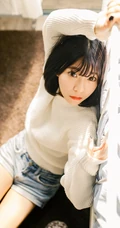 可爱短发可爱女生冬日暖阳居家牛仔短裤写真大图