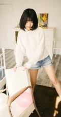 可爱短发可爱女生冬日暖阳居家牛仔短裤写真大图