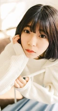 可爱短发可爱女生冬日暖阳居家牛仔短裤写真大图