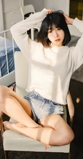 可爱短发可爱女生冬日暖阳居家牛仔短裤写真大图