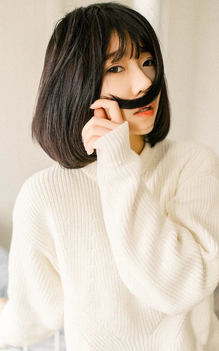 可爱短发可爱女生冬日暖阳居家牛仔短裤写真大图