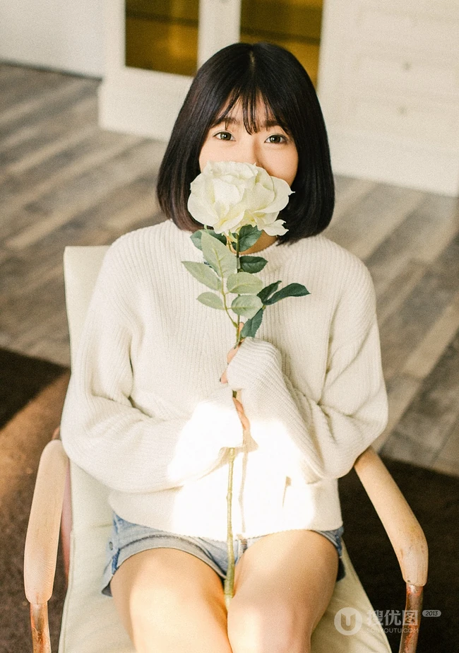 可爱短发可爱女生冬日暖阳居家牛仔短裤写真大图