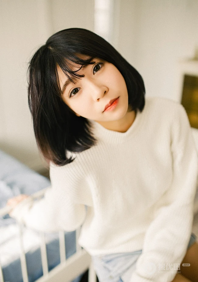可爱短发可爱女生冬日暖阳居家牛仔短裤写真大图