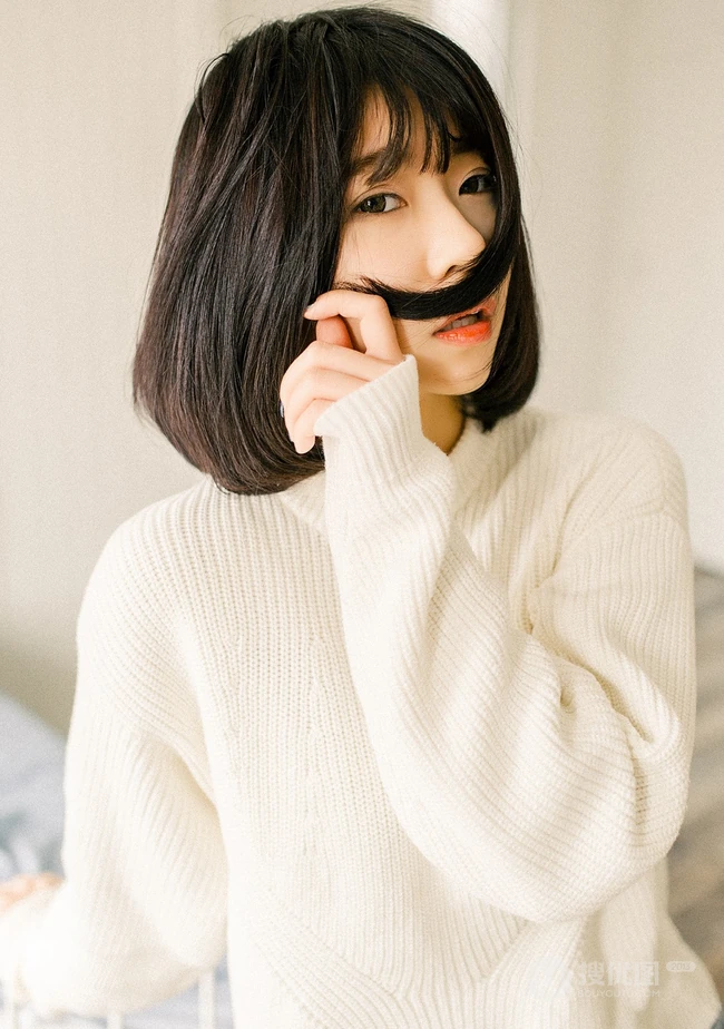 可爱短发可爱女生冬日暖阳居家牛仔短裤写真大图