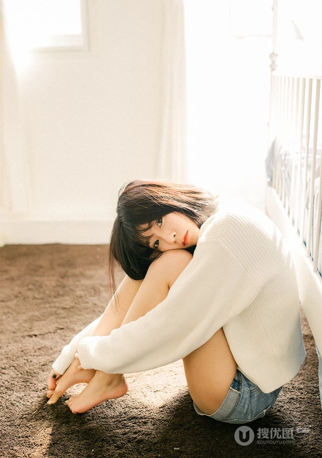 可爱短发可爱女生冬日暖阳居家牛仔短裤写真大图