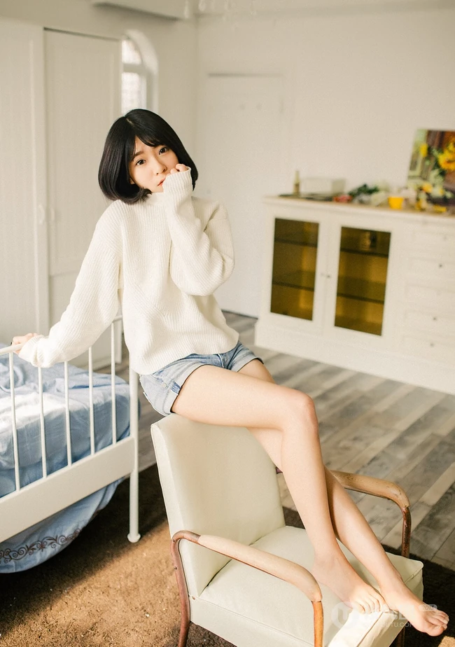 可爱短发可爱女生冬日暖阳居家牛仔短裤写真大图