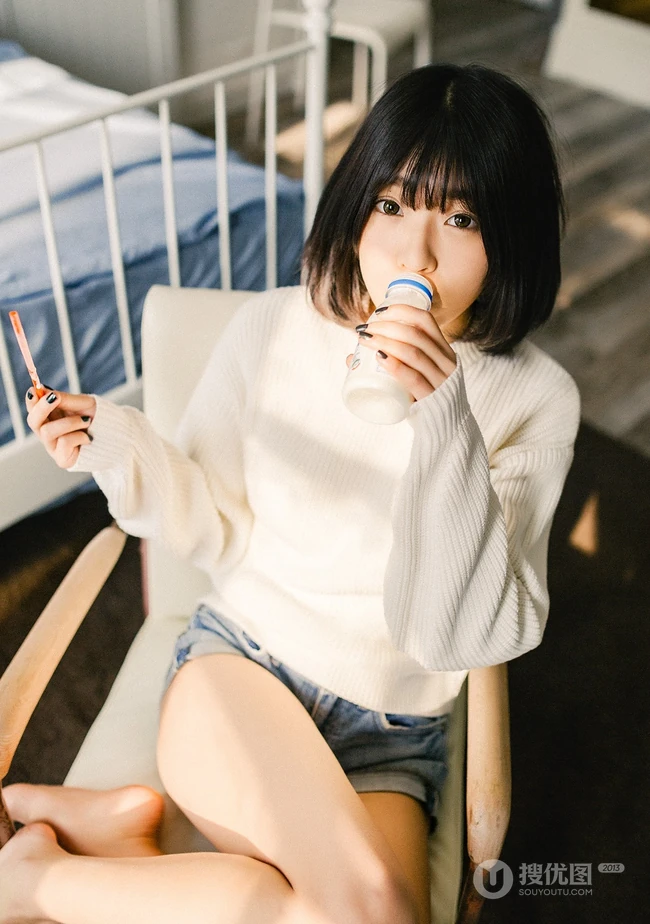 可爱短发可爱女生冬日暖阳居家牛仔短裤写真大图