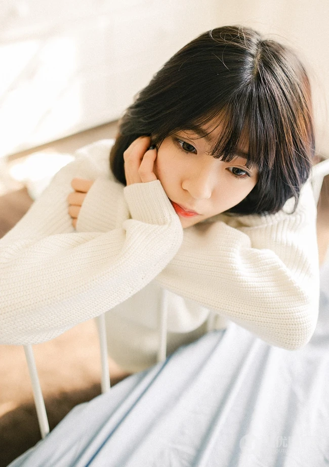 可爱短发可爱女生冬日暖阳居家牛仔短裤写真大图