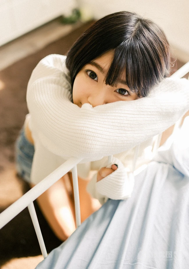 可爱短发可爱女生冬日暖阳居家牛仔短裤写真大图