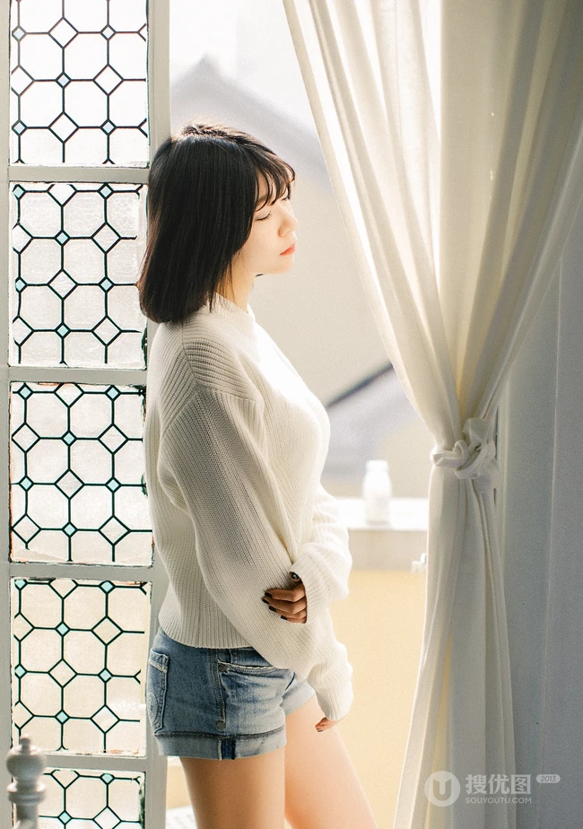 可爱短发可爱女生冬日暖阳居家牛仔短裤写真大图