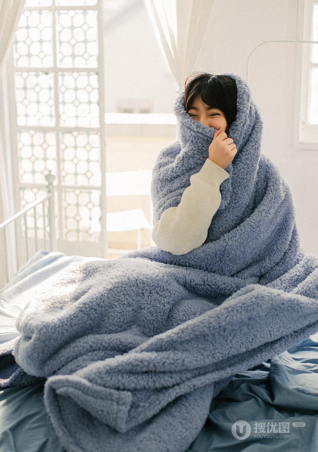 可爱短发可爱女生冬日暖阳居家牛仔短裤写真大图