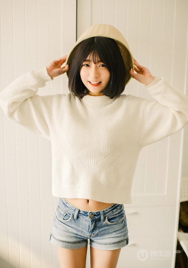 可爱短发可爱女生冬日暖阳居家牛仔短裤写真大图
