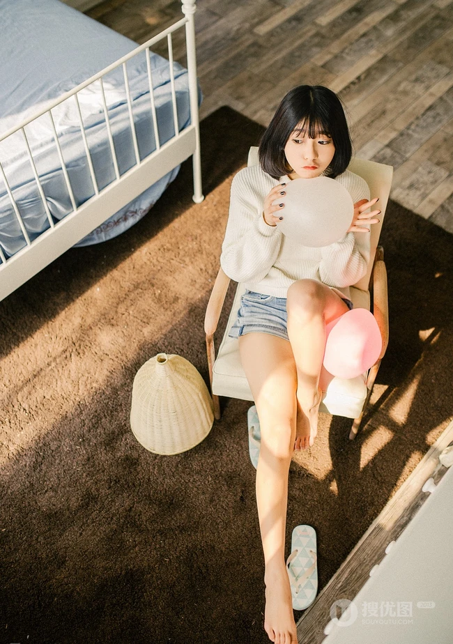 可爱短发可爱女生冬日暖阳居家牛仔短裤写真大图