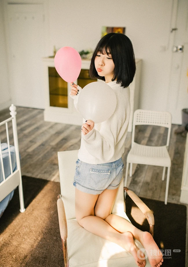 可爱短发可爱女生冬日暖阳居家牛仔短裤写真大图