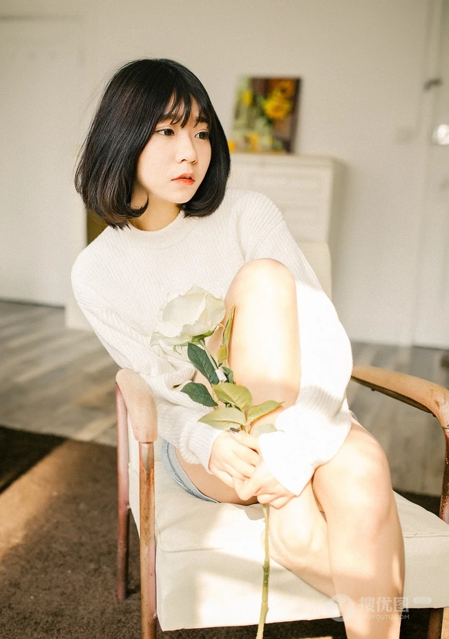 可爱短发可爱女生冬日暖阳居家牛仔短裤写真大图