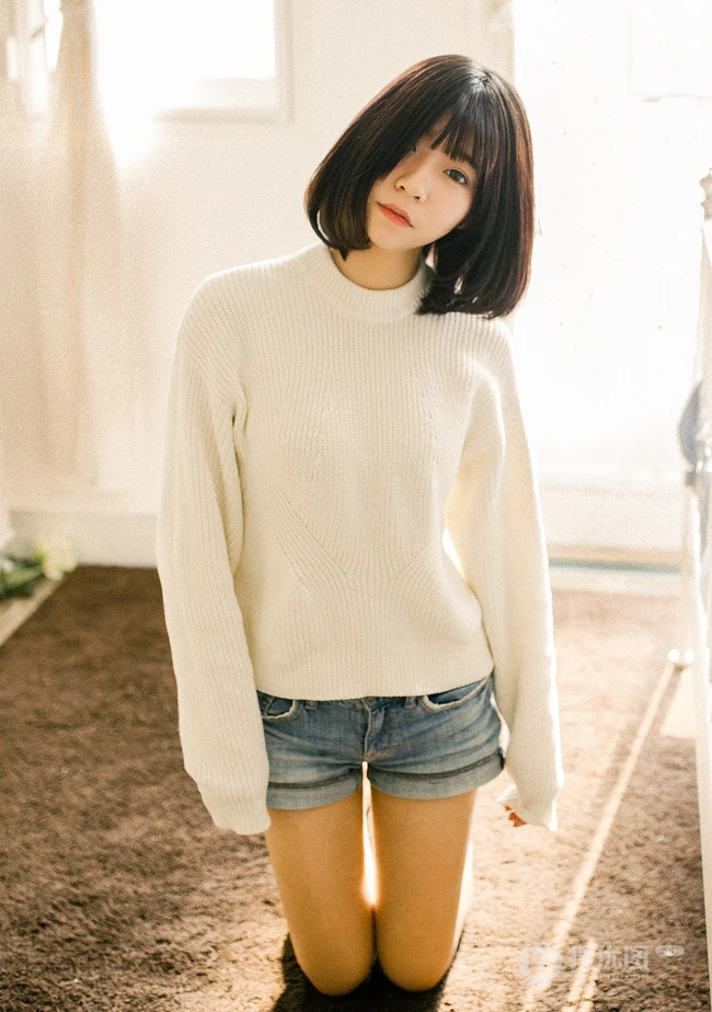 可爱短发可爱女生冬日暖阳居家牛仔短裤写真大图
